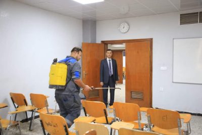 كلية الاداب تنظم حملة تعفير للوقاية من فايروس كورونا