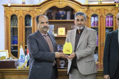 طلبة الدراسات العليا في قسم اللغة العربية تكرم عميد الكلية بدرع التميز والابداع 