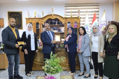 ثلة من العقود المثبتة في آداب العراقية تكرم عميد الكلية بدرع التميز والابداع